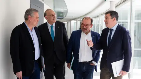 El conselleiro de Educación, Román Rodríguez, con los rectores de las tres universidades galegas.