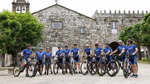 Rueda con un grupo de ciclistas.