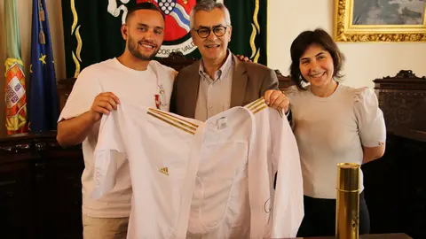 Steven da Costa com o presidente dos Arcos de Valdevez e a vereadora Emilia Cerdeira.
