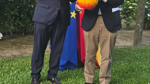 El presidente de la CEG, Juan M. Vieites, recibe de manos del vicepresidente de la Câmara, Paulo Barreiro, un detalle de la artesanía limiana.