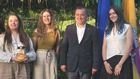 Lara, Ainhoa y Laura las tres gallegas que presentaron el proyecto Engawa, con el concejal Carlos Lago que les entregó un obsequio, una figura de artesanía limiana.