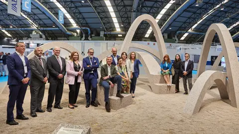 La comitiva institucional ha realizado un recorrido por los pasillos del evento, visitando los principales expositores y deteniéndose especialmente en la instalación artística “El color de la piedra”, diseñada por la arquitecta Belén Moneo, el estudio Moneo Brock, que explora la dimensión cultural y simbólica del granito en la arquitectura contemporánea.