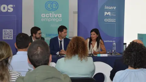 Nidia Arévalo (alcaldesa de Mos), junto a Manuel Castro (AEMOS) y Pablo Fernández (Xunta), en la inauguración del evento sobre Responsabilidad Social Empresarial.