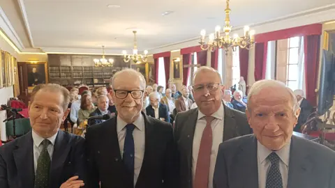 Expertos juristas debaten en Santiago sobre la relación entre el Tribunal Constitucional y la sociedad.