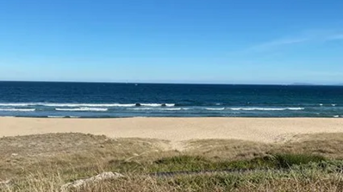 Seráns, también conocida como Espiñeirido: un arenal virgen donde el viento y el oleaje crean un paisaje hipnotizante en la Ría da Estrela.