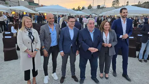 A alcaldesa de Salceda e a delegada da Xunta en Vigo co conselleiro de Emprego, o alcalde do Porriño e o arquitecto Souto de Moura.