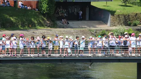 Milhares de crianças abraçam o rio Vez em Arcos de Valdevez.