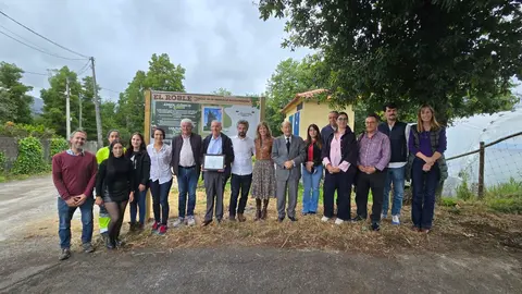 Todas las autoridades, homenajeado y asistentes al homenaje en el Día Mundial del Medio Ambiente en Ecocelta.
