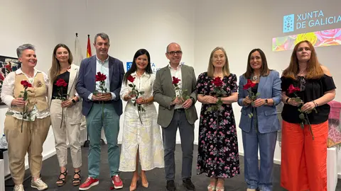 La alcaldesa Nidia Arévalo y el equipo de la Festa da Rosa, acompañados por los Valedores y autoridades, impulsando la proyección de la celebración de Interese Turístico de Galicia.