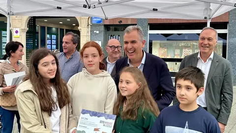 Rafa Domínguez con alumnos visitantes de Depoemprende.