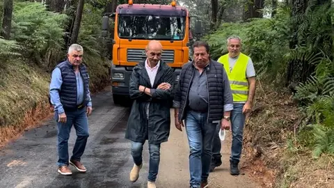 O alcalde do Porriño, Alejandro Lorenzo, supervisa os traballos de mellora nos camiños da parroquia de Budiño.