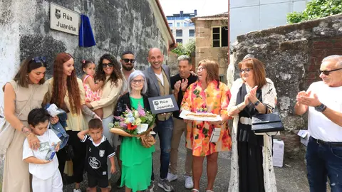 Un siglo de vida y un nombre para la eternidad: Juaniña, acompañada por el alcalde Alejandro Lorenzo y sus vecinos, celebra el honor de ver la calle donde reside rebautizada en su honor.