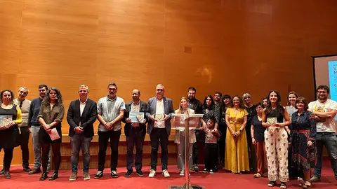 Os protagonistas do fomento do galego: Rafa Domínguez acompaña aos proxectos premiados na gala dos Premios Mil Primaveras, celebrada no Pazo da Cultura de Pontevedra.