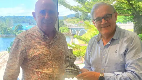 Emotivo reconocimiento a Alberto Barciela: la hostelería pontevedresa premia su trayectoria y legado familiar.