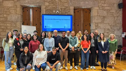 Os 12 novos participantes do programa 'Xuventude Mentoring na Empresa' xunto á directora xeral de Xuventude, Lara Meneses, e as autoridades municipais de Ponteareas, listos para a segunda edición desta iniciativa que impulsa o emprego xuvenil.