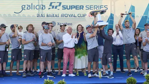 El American Magic levantando la Royal Cup. LALO R VILLAR.