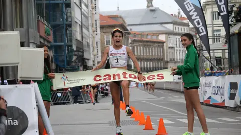 ¡Histórico triunfo! María Pérez cruza la meta para alzarse con la victoria en el Gran Premio Cantones de Marcha Atlética, un hito que la convierte en la cuarta española en conseguirlo.