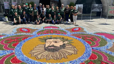 El equipo de alfombristas de Ponteareas, orgulloso junto a la obra floral dedicada a Luís Vaz de Camões, que embellece la Praça da República en Viana do Castelo.