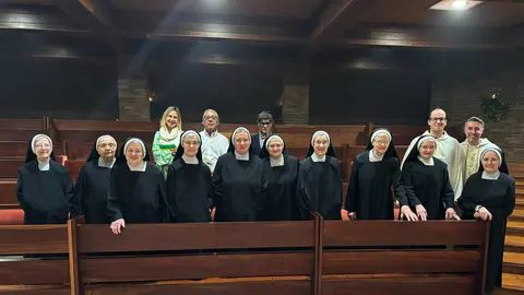 Comunidad de Benedictinas durante la celeberación de su 40 aniversario en Trasmañó.