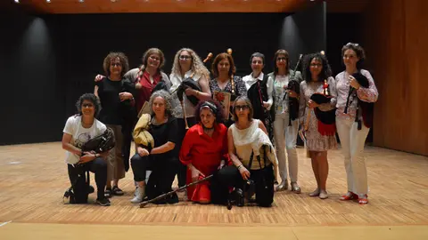 As 15 primeiras gaiteiras de Mos, homenaxeadas no VII Festival Abrente Folk, un momento histórico que celebra a súa valentía e legado na música tradicional galega.