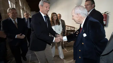 El presidente de la Xunta saluda a Ramiro Carregal.