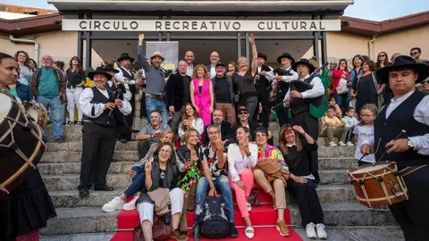 Escadarias de encontros e sorrisos! A vitalidade do Círculo Recreativo Cultural reflete-se na sua gente.