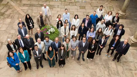 Galardonados y autoridades posan en el histórico patio del Pazo de San Roque, un marco solemne para la celebración de la ciencia y la innovación en Galicia.