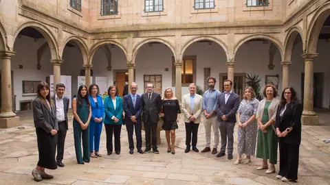 Galardonados y autoridades posan en el histórico patio del Pazo de San Roque, un marco solemne para la celebración de la ciencia y la innovación en Galicia.