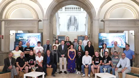 epresentantes de la Diputación de Pontevedra y de los 16 festivales beneficiarios, reunidos tras el anuncio de las ayudas para impulsar la cultura en la provincia.