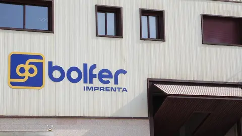 La fachada de Gráficas Bolfer, una de las empresas galardonadas con el Premio Antonio Palacios, símbolo de la tradición e innovación en el sector gráfico de O Porriño.