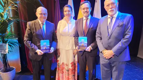 Alberto Barciela (izq.), reconocido por su trayectoria en la industria del turismo, junto a otros galardonados en la ceremonia de Skål Internacional Tenerife en el Teatro Leal.