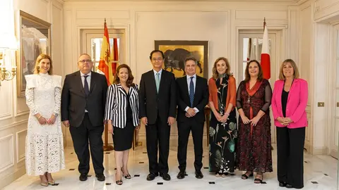 Foro España Japón 2: De izquierda a derecha: Dña. Natalia Lobato, secretaria general de la Consejería de Sanidad de Galicia; D. Alejandro Vázquez, consejero de Sanidad de Castilla y León; Dña. Fátima Matute, consejera de Sanidad de la Comunidad de Madrid; D. Takahiro Nakamae, Excmo. Sr. Embajador de Japón en España; D. José Manuel Rigueiro, director general de Otsuka Pharmaceutical España y Portugal; Dña. María Martín, consejera de Salud de La Rioja; Dña. Manuela García, consejera de Salud de Baleares; y Dña. Núria Marín, delegada del Gobierno de la Generalitat de Cataluña en Madrid.