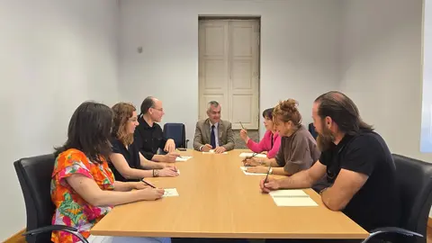 Representantes da autarquia e outras entidades-chave reunidos para discutir a implementação do CLDS 5G e o seu impacto na comunidade.