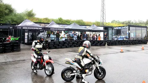 Futuras promesas sobre dos ruedas: Jóvenes notoristas demuestran su habilidad y pasión por el motociclismo en la Escuela IKERIC RACING de O Porriño.