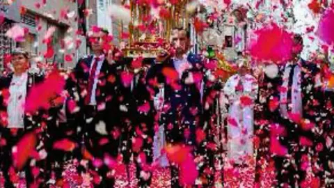 Un momento de la procesión de Corpus Christi a su paso por una de las calles ponteareanas.