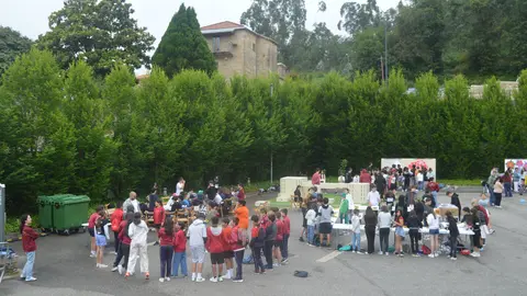 Aprendendo e xogando coa rosa: os centros educativos de Mos protagonistas nunha mañá especial.