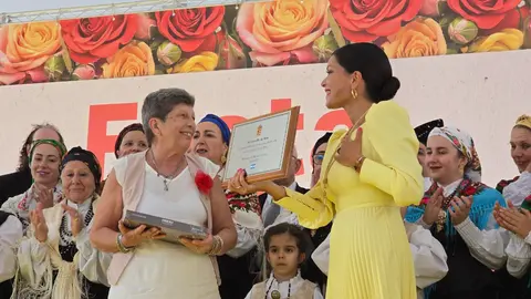 A alcaldesa recibe de mans da representante da  Asociación de Galegos Residentes de Mos en Bos Aires,  unha placa de lembranza.