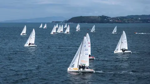 Vista general de la flota J70 compitiendo en el Maeloc Open de España, donde la emoción y la competitividad se viven en cada manga.