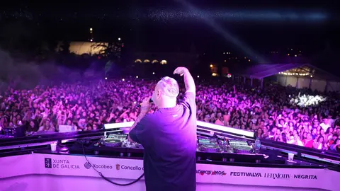 El Pazo de Mos se desbordó de energía anoche con Juan Magán, congregando a miles de personas en la Festa da Rosa 2025.
