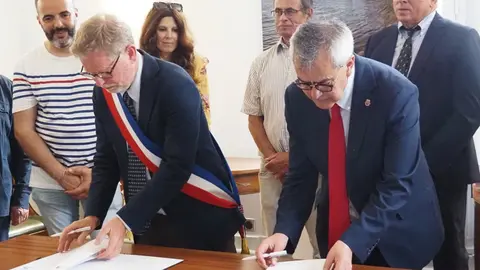 O Presidente da Câmara de Arcos de Valdevez, Olegário Gonçalves, e o seu homólogo de Bègles, França, selam o Protocolo de Amizade, um passo fundamental para a cooperação entre os dois municípios.