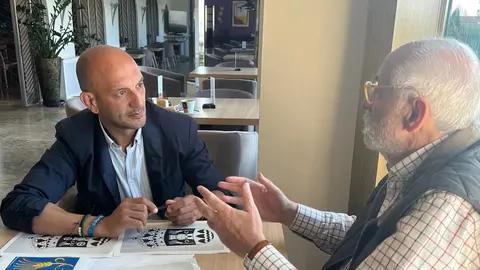 El alcalde de O Porriño, Alejandro Lorenzo, junto al técnico del Servicio de Heráldica de la Xunta, trabajando en los futuros símbolos del municipio.