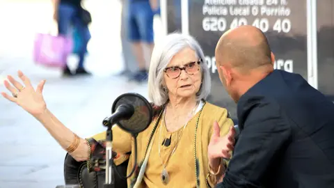 Unha veciña ilustre, Xoaniña, co alcalde, Alejandro Lorenzo.