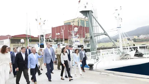 Sus Majestades los Reyes durante el recorrido desde la Cofradía de Pescadores hacia el Barco Museo 'Reina del Carmen'. © Casa de S.M. el Rey
