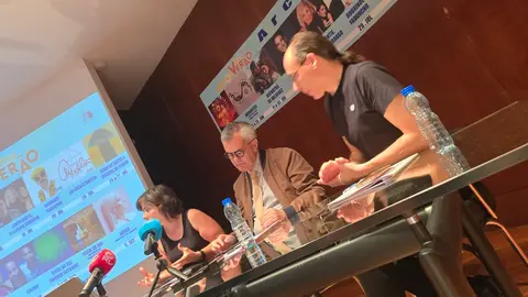 Emília Cerdeira, teniente de alcalde, Olegacio Gonçalves, alcalde de Arcos, y Nuno Soares, director de la Casa das Artes.