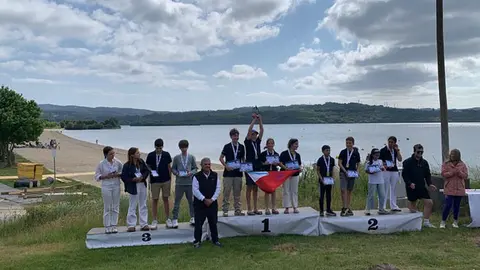 ¡Campeones gallegos! El equipo de Optimist del Real Club Náutico de A Coruña celebra su victoria en el Campeonato Gallego por Equipos, un logro alcanzado con esfuerzo y dedicación.