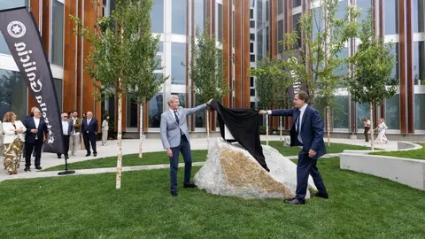 El presidente de la Xunta asistió a la inauguración del complejo cervecero, situado en el parque empresarial de Morás, en Arteixo (A Coruña)