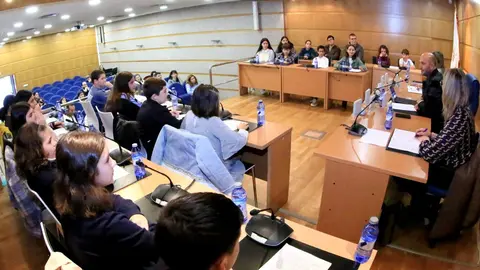 Se otorgará un total de 15 ayudas, dotadas con 300 euros cada una, destinadas a apoyar los estudios universitarios de estos jóvenes.