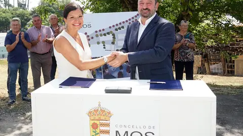 El director de Turismo de Galicia y la alcaldesa de Mos firmaron el convenio que incluye el relevo del alumbrado público, trabajos de ajardinamiento y dotación de mobiliario.