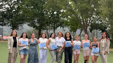 La alcaldesa de Salvaterra de Miño, Marta Valcárcel, junto a los estudiantes premiados en el Concurso de Divulgación Científica del IES Salvaterra de Miño, que destacaron por sus proyectos sobre sostenibilidad.