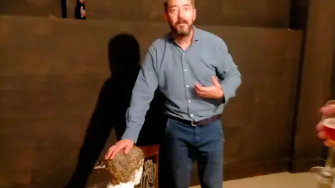 Kike Ortega posa con una de las piezas que puedes ver en su exposición de Pontevedra.